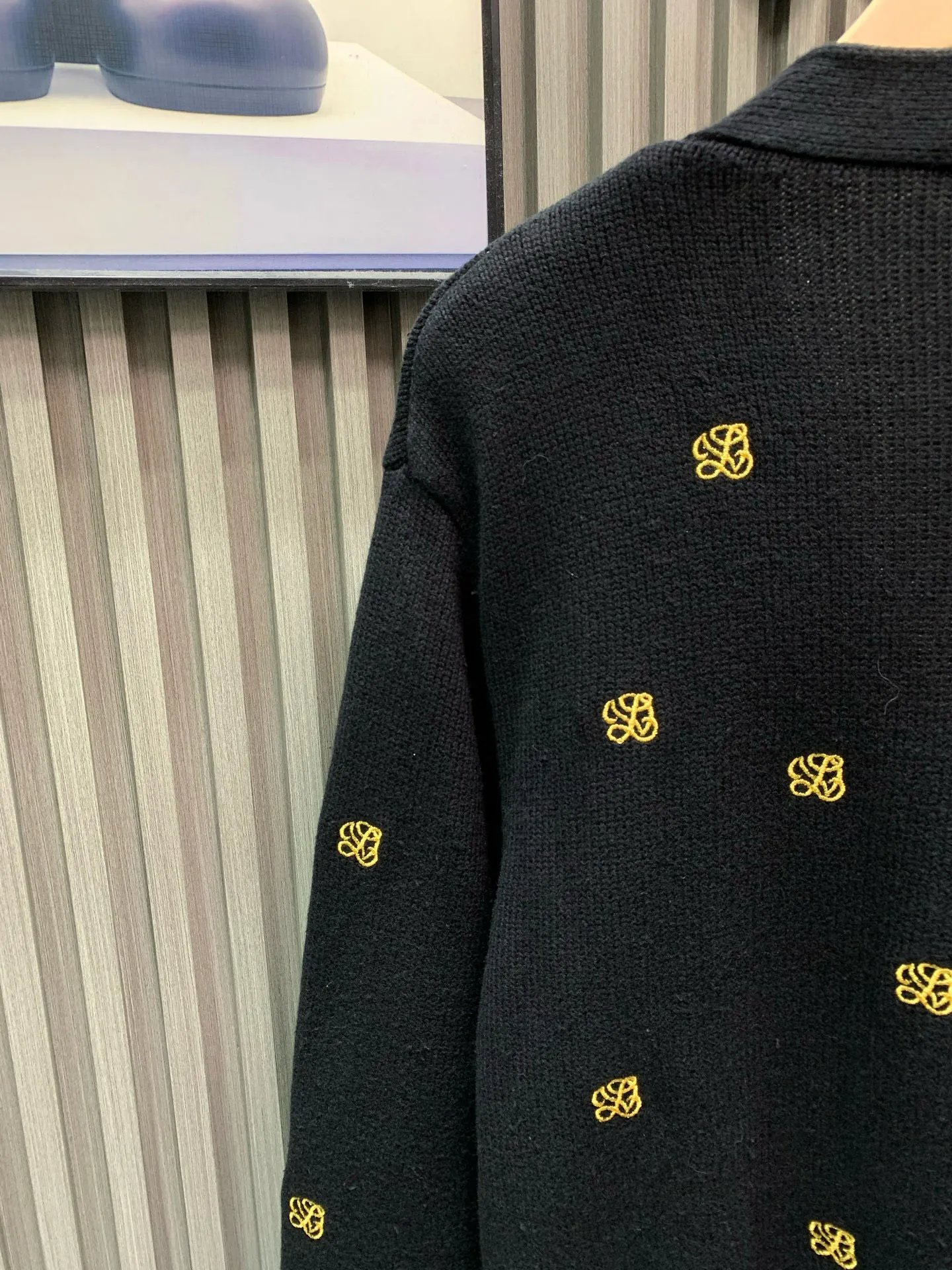 🅿️500 🀄️ Louis Vuitton 1*v25 new autumn and winter full-flower printed embroidered knitted jacket. Made of 50% sheep 🐏 velvet material, so it has natural softness and comfort. It also has good hygroscopicity and breathability. Matte needle-embroidered full-flower logo. The contrasting matte embroidery thread material is used for the version to best restore the same effect as the original version. The embroidery is very fine and dense. By controlling the direction and tightness of the embroidery thread, the embroidery thread forms exquisite embroidery on the embroidery cloth. Combined with encryption processing to increase the three-dimensional effect. Use water and detergent for cleaning during the general washing process. Make the clothes softer and cleaner through gentle scrubbing and rinsing. Customized buttons. Independently develop the Feidong series of square washing wheat. Three standards are complete.